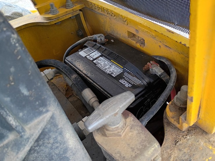 new-holland-lb75-image-21