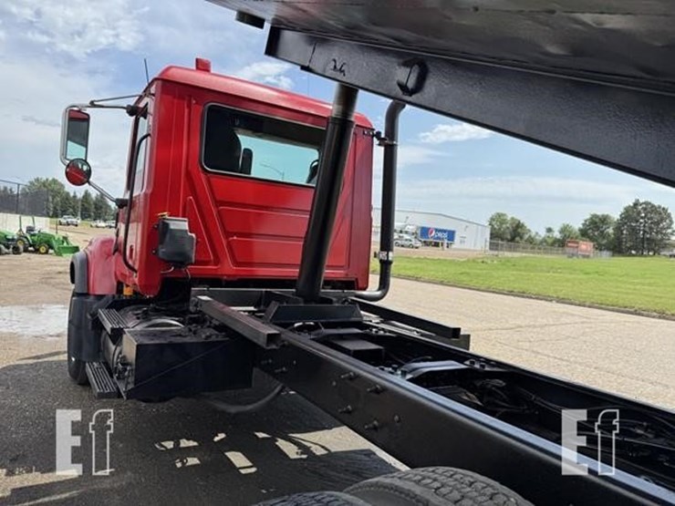 mack-granite-cv713-image-13