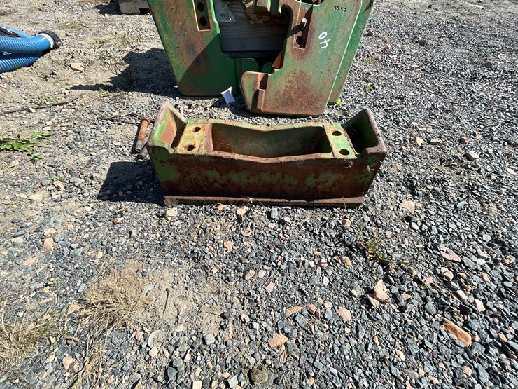 #1685-•-(3)-john-deere-tractor-weights-with-front-bracket-image-4
