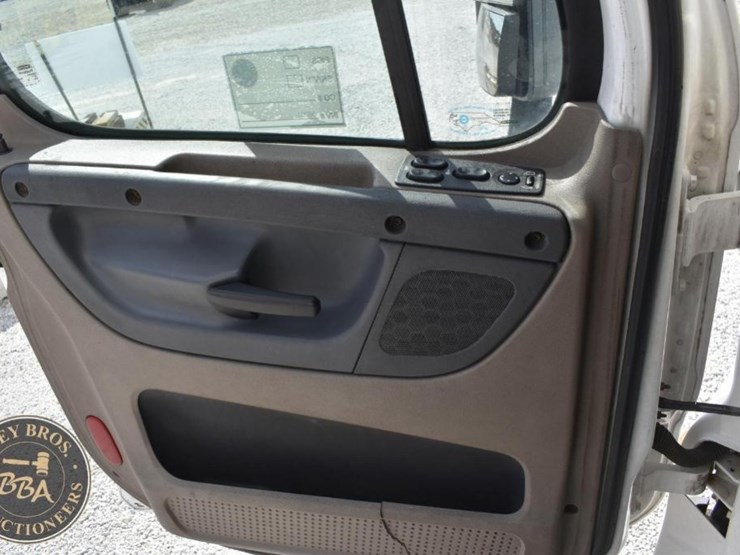 2015-freightliner-cascadia-125-image-25
