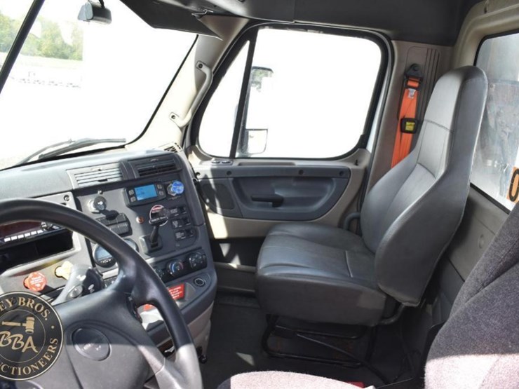 2015-freightliner-cascadia-125-image-20