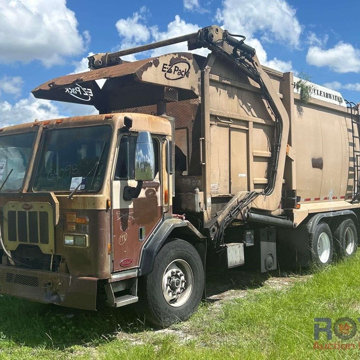 2015 PETERBILT 320