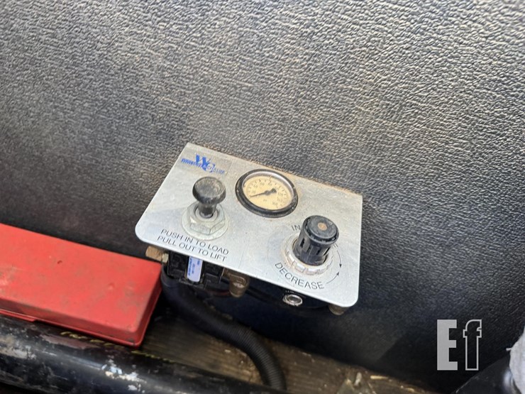 2005-peterbilt-335-image-38