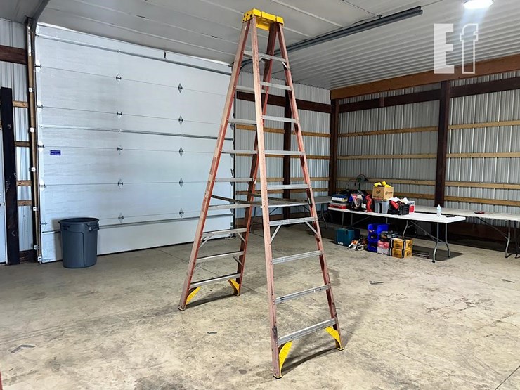 werner-10'-fiberglass-ladder-image-2