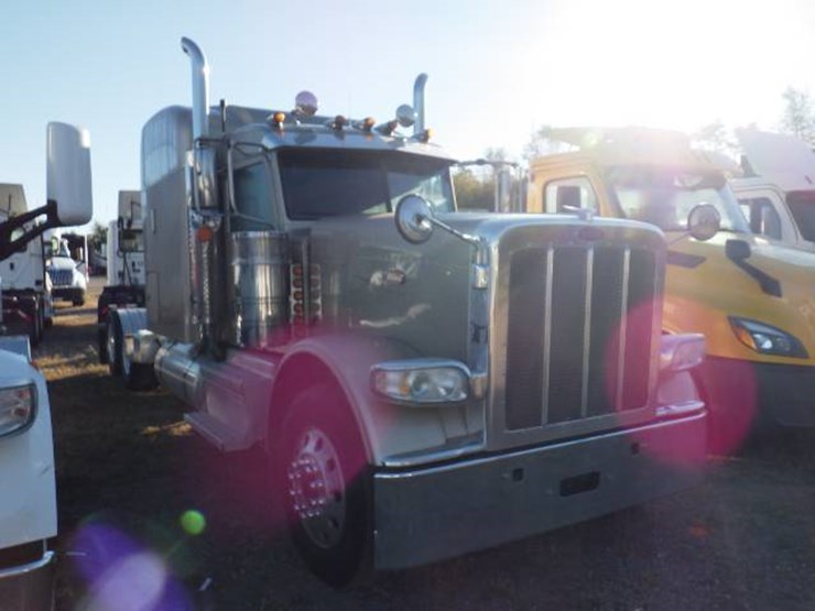 2019-peterbilt-389-image-2