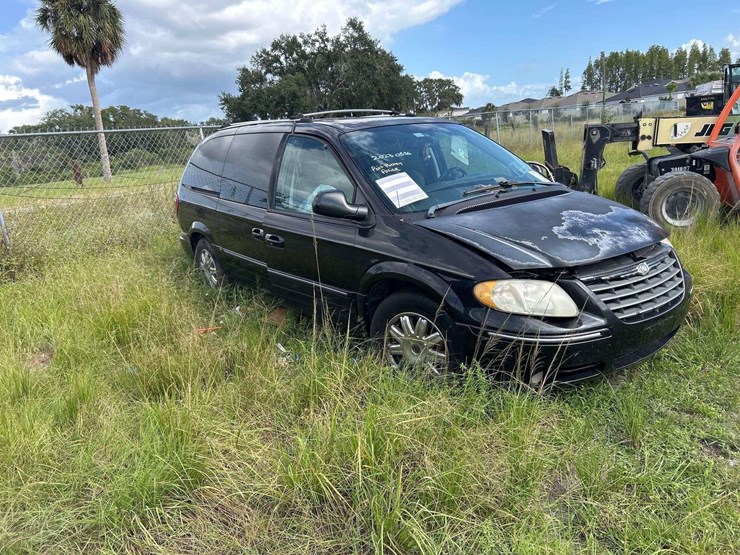2005-chrysler-town-&-country-image-2