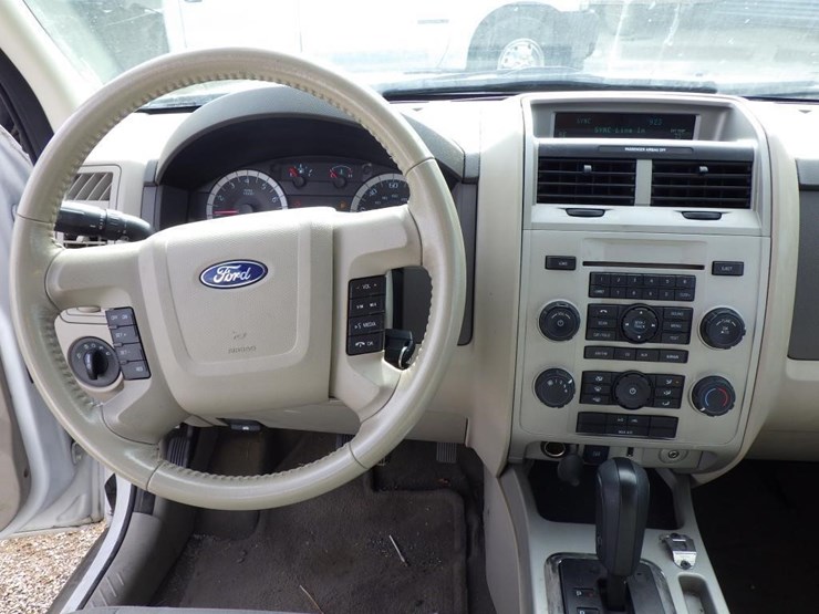 2011-ford-escape-image-9