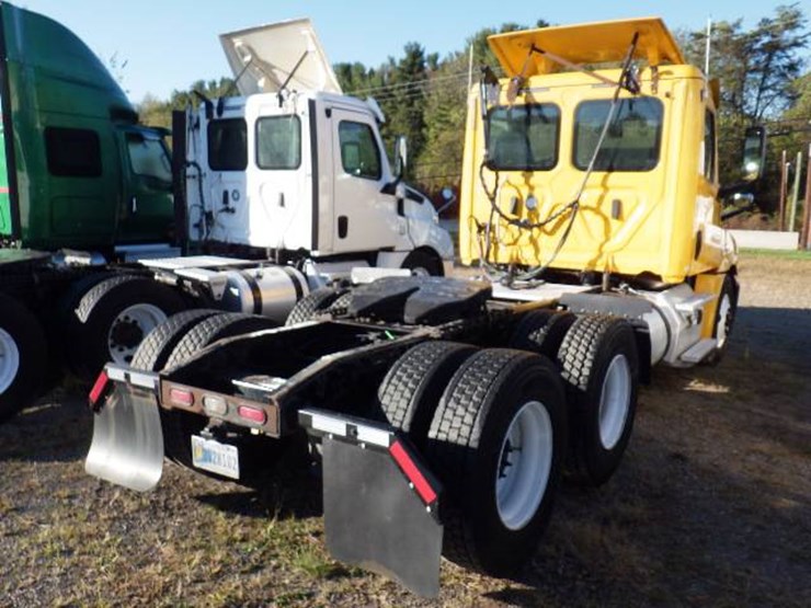 2019-freightliner-cascadia-126-image-6