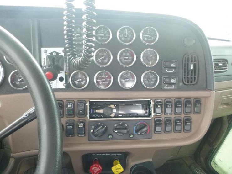 2012-peterbilt-389-image-14