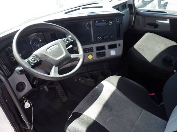 freightliner-cascadia-126-image-9