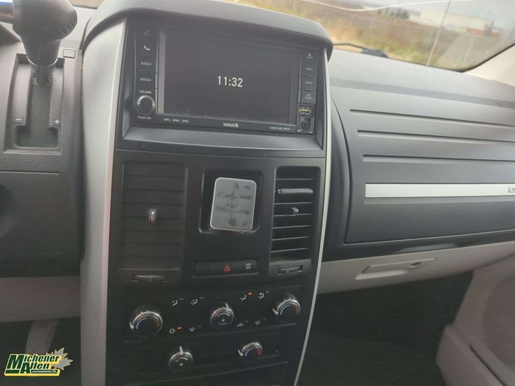 2010-dodge-grand-caravan-sxt-image-11