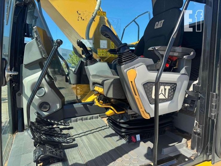 2019-caterpillar-320-image-12