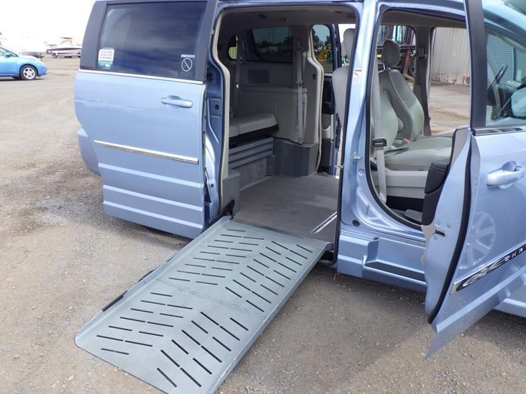 2013-chrysler-town-&-country-image-8