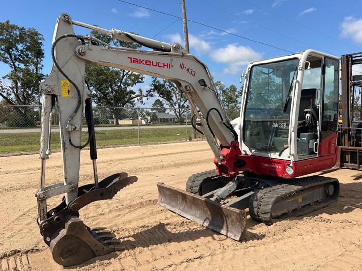 2021-takeuchi-tb240-image-9