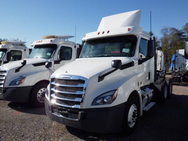 2018-freightliner-cascadia-126-image-1