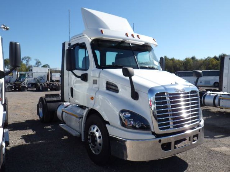 2017-freightliner-cascadia-113-image-2