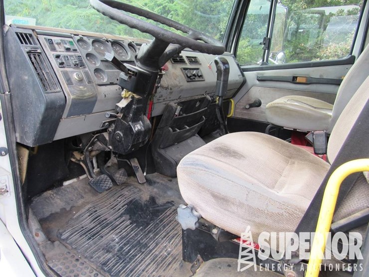 2000-freightliner-fl112-image-3