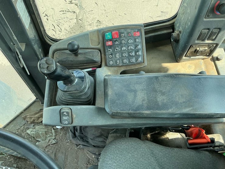 2018-deere-524k-image-58