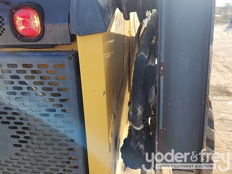 2010-deere-332d-image-15