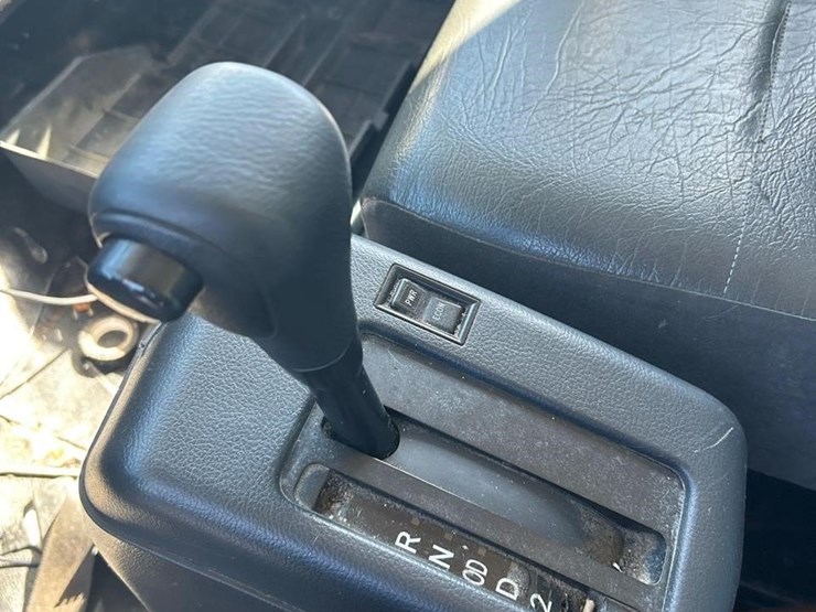 2019-hino-268-image-37