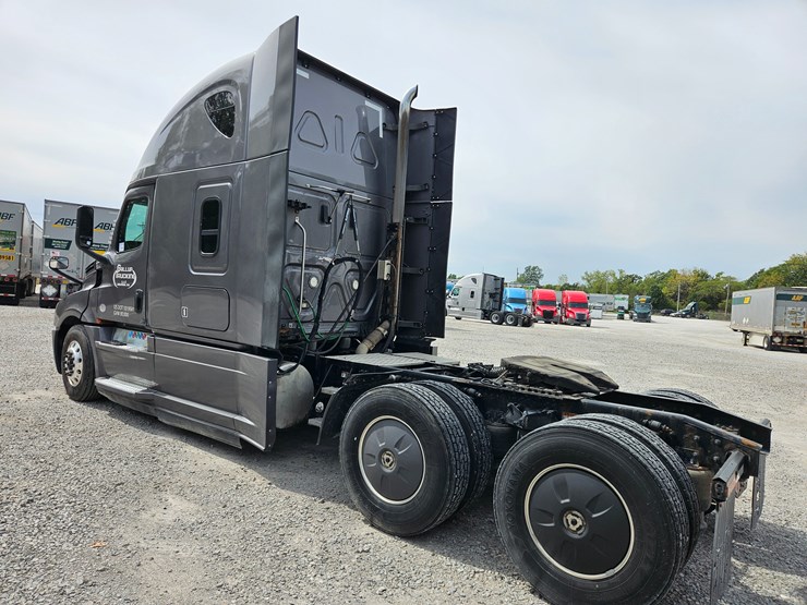 2019-freightliner-cascadia-126-image-12