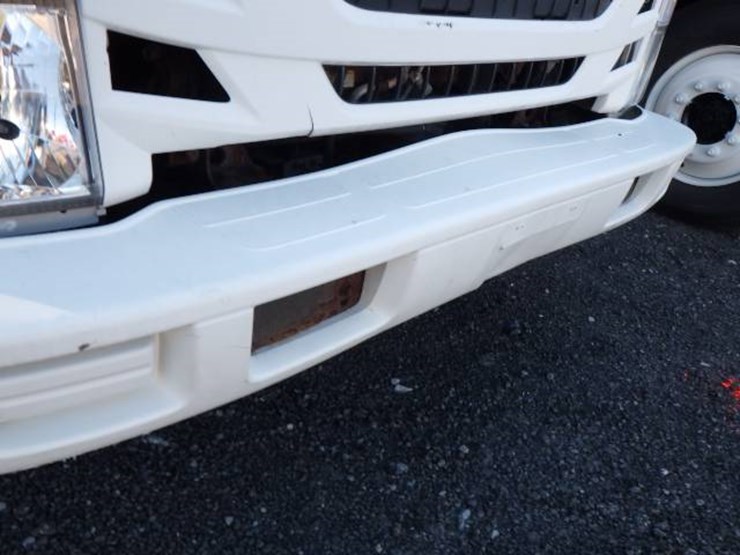 2017-isuzu-nqr-image-3