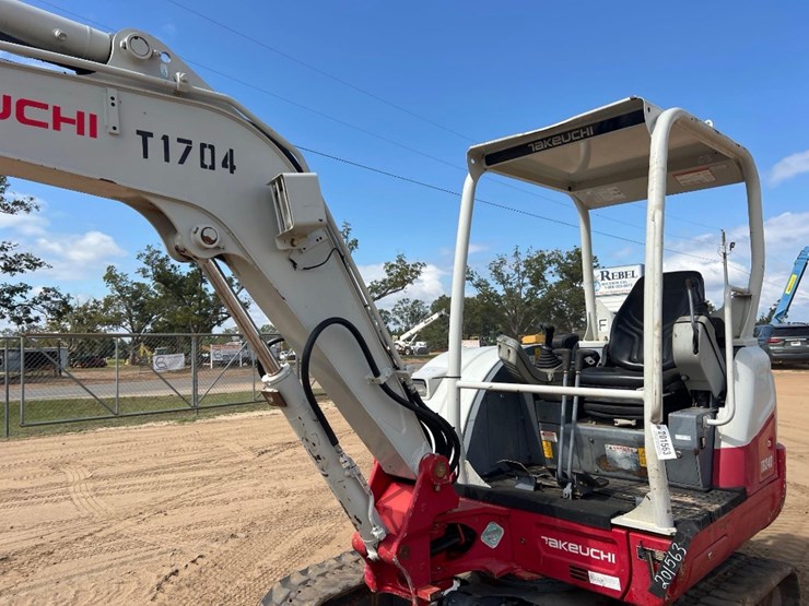 2017-takeuchi-tb240-image-21