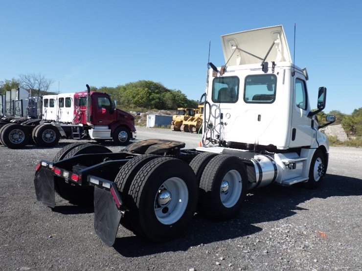 2019-freightliner-cascadia-126-image-5