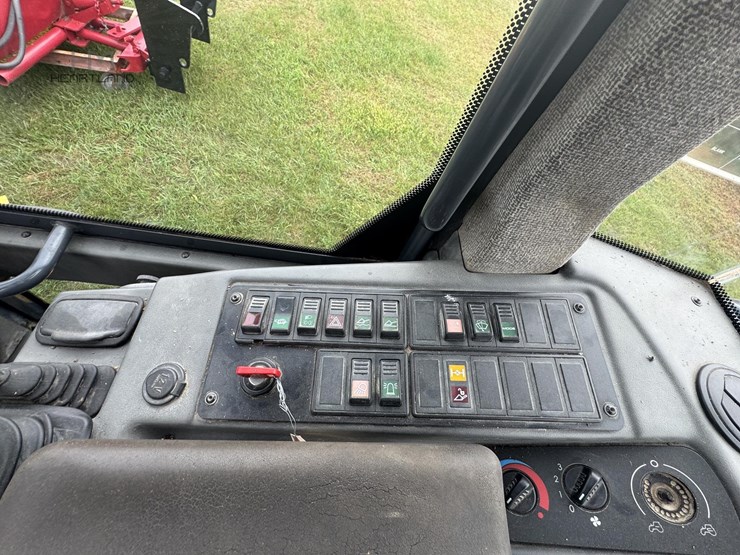 2010-deere-244j-image-38