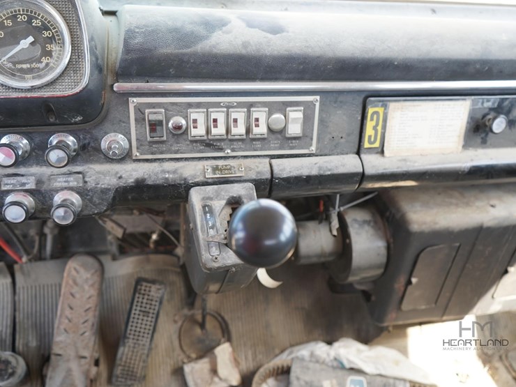 1977-ford-900-image-25