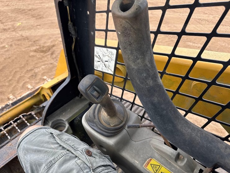2016-caterpillar-259d-image-24