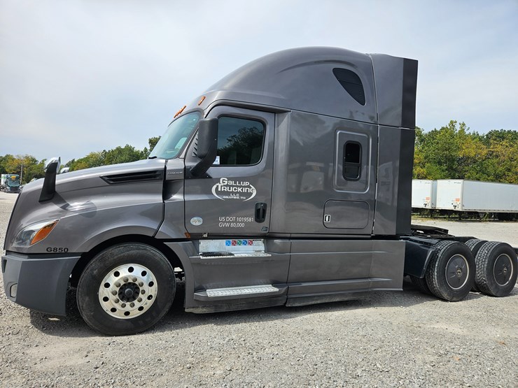 2019-freightliner-cascadia-126-image-4