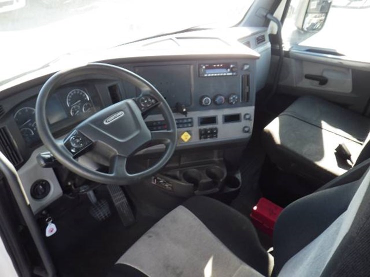 2018-freightliner-cascadia-126-image-9
