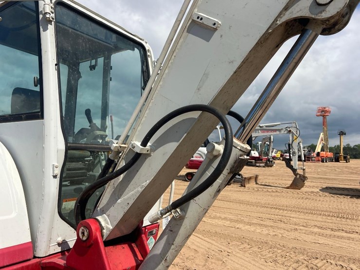 2021-takeuchi-tb240-image-14