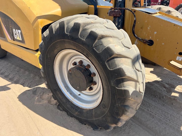 2018-caterpillar-tl1055d-image-16