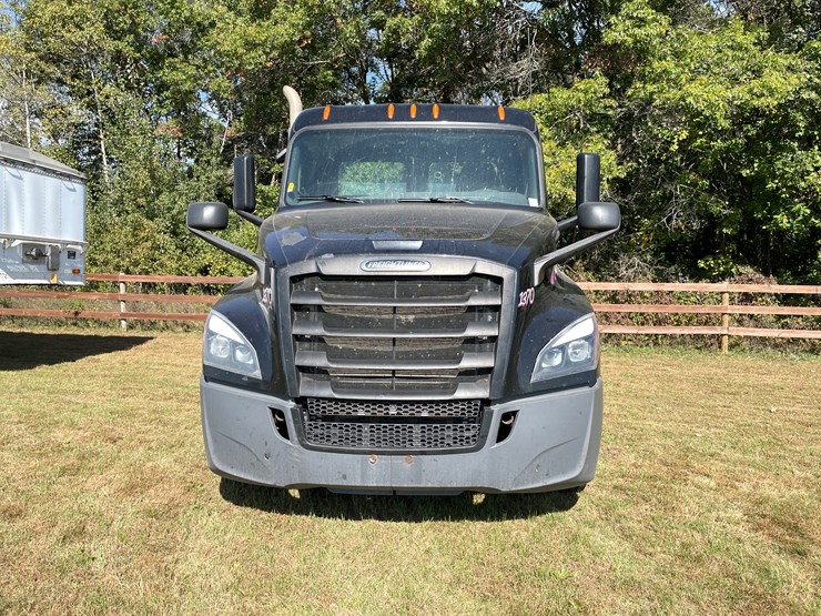 #1666-•-2019-freightliner-cascadia-semi-tractor-(title-in-delay)-image-2