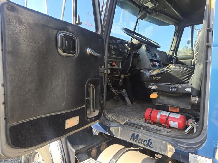 1997-mack-cl700-image-44