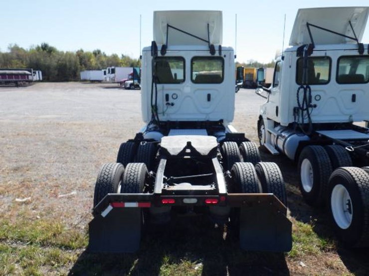 2019-freightliner-cascadia-126-image-6