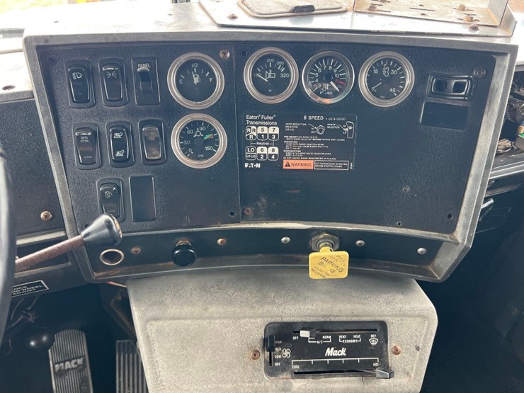 2002-mack-rd688s-image-25
