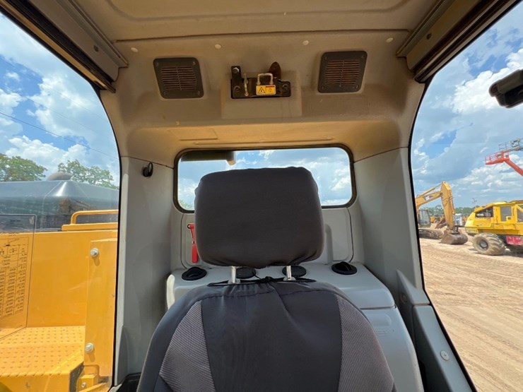 2016-caterpillar-325fl-image-44