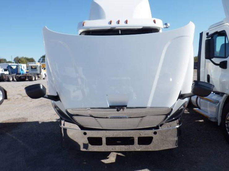 2017-freightliner-cascadia-113-image-12