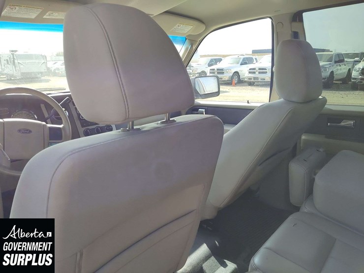 2011-ford-expedition-image-17