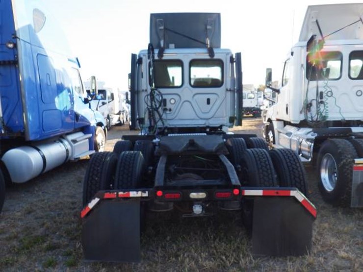 2020-freightliner-cascadia-126-image-7