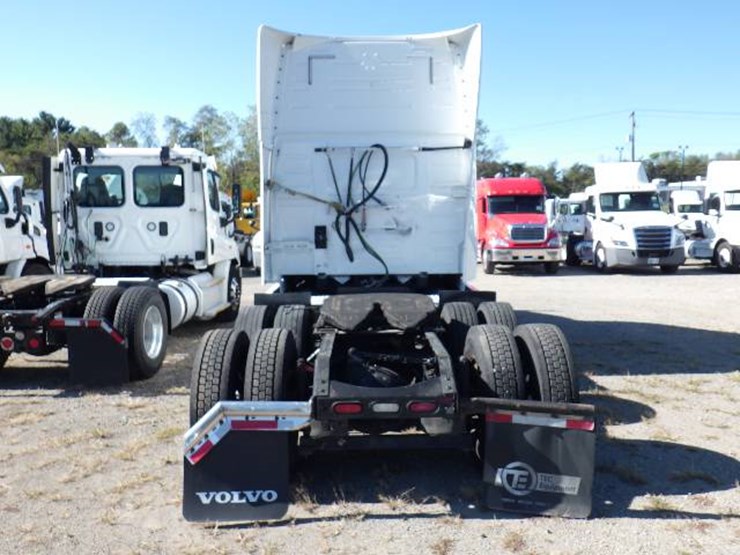 2017-volvo-vnl780-image-11