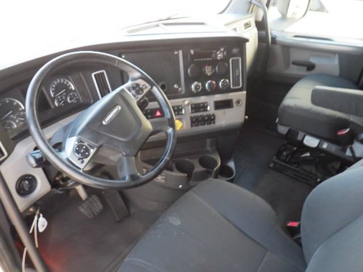 2019-freightliner-cascadia-126-image-9