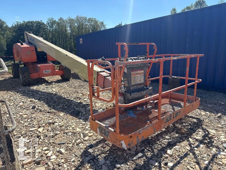 2013-jlg-800s-image-3