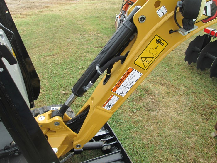 2023-caterpillar-300.9d-image-16