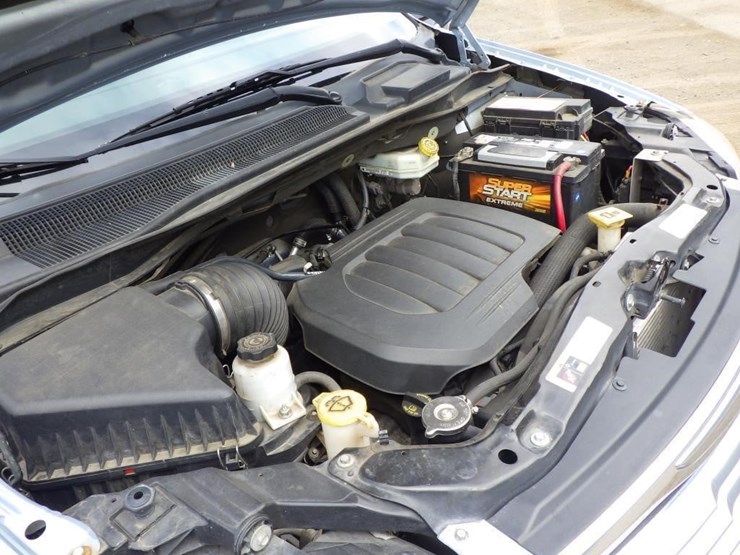 2013-chrysler-town-&-country-image-12