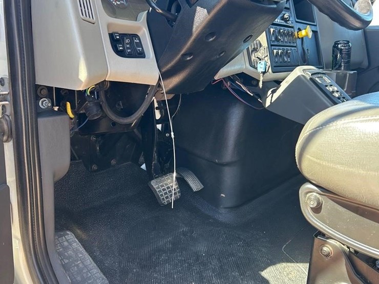 2015-international-durastar-4400-image-43