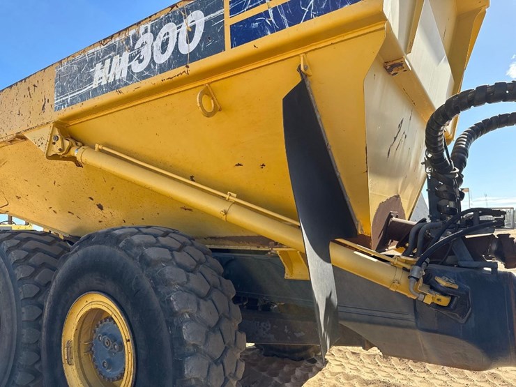 2014-komatsu-hm300-3-image-19